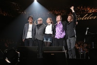 松任谷由実（中央）とキャラメル・ママの面々。（写真：ほりたよしか）