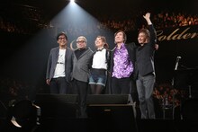 松任谷由実（中央）とキャラメル・ママの面々。（写真：ほりたよしか）