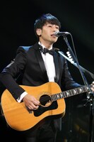 「Anniversary For Yuming ～Golden Circle Vol.17～」の主催者・寺岡呼人も「何もなかったように」をパフォーマンス。（写真：ほりたよしか）