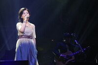 「Woman "Wの悲劇"より」と「卒業写真」を歌った薬師丸ひろ子。（写真：ほりたよしか）