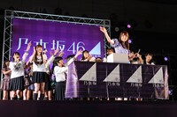 20歳になった衛藤美彩（写真中央）を祝福する乃木坂46メンバー。