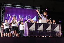 20歳になった衛藤美彩（写真中央）を祝福する乃木坂46メンバー。
