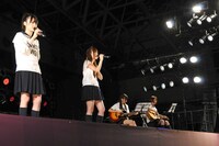 「渋谷ブルース」を歌唱する高山一実、白石麻衣（写真左から）。