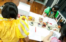 ニッポン放送「ももいろクローバーZ ももクロくらぶxoxo」収録中の様子。熱心にイラストを描く3人。