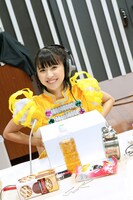 真っ白い箱をキャンバスに、ももクロの5人が「ロッテ バレンタインお菓子BOX」をプロデュース。