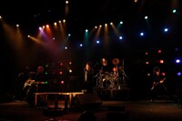 「Over The Edge -Next Break-」でパフォーマンスを披露するAUBE。（撮影：塚本健介）