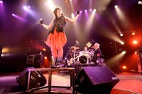 「Over The Edge -Next Break-」でパフォーマンスを披露するDIAURA。（撮影：釘野孝宏）