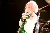 「Over The Edge -Next Break-」でパフォーマンスを披露するDIV。（撮影：釘野孝宏）