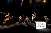 「Over The Edge -Next Break-」でパフォーマンスを披露するGlam Grammar。（撮影：釘野孝宏）