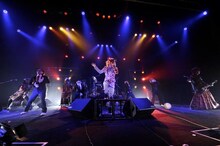 「Over The Edge -Next Break-」でパフォーマンスを披露するカメレオ。（撮影：釘野孝宏）