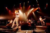 「Over The Edge -Next Break-」でパフォーマンスを披露する花少年バディーズ。（撮影：釘野孝宏）