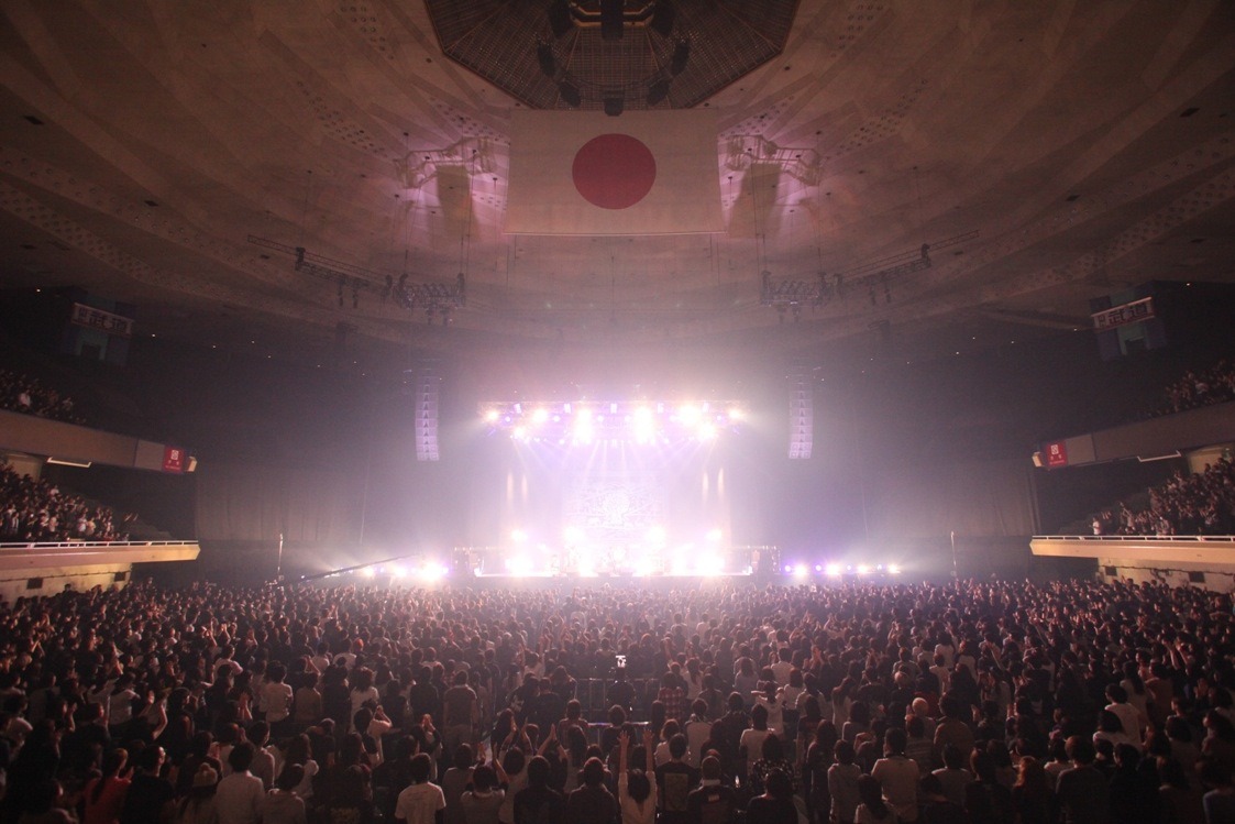 「KYO-MEIツアー ～リヴスコール～」日本武道館公演の様子。（撮影：ほりたよしか）