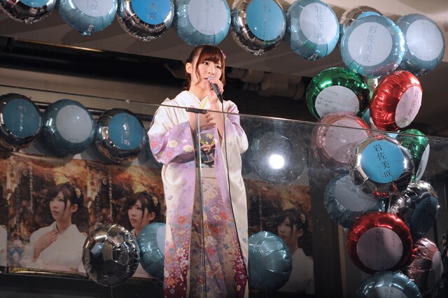 東京・新橋SL広場でミニライブを行う岩佐美咲。