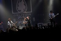 OBLIVION DUST（撮影：JOHN CHEESEBURGER）