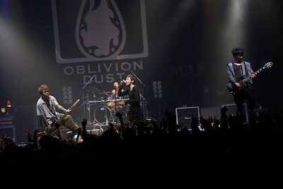 OBLIVION DUST（撮影：JOHN CHEESEBURGER）