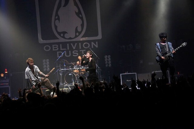 OBLIVION DUST（撮影：JOHN CHEESEBURGER）