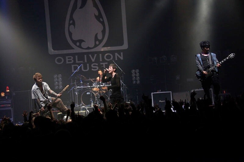 OBLIVION DUST（撮影：JOHN CHEESEBURGER）