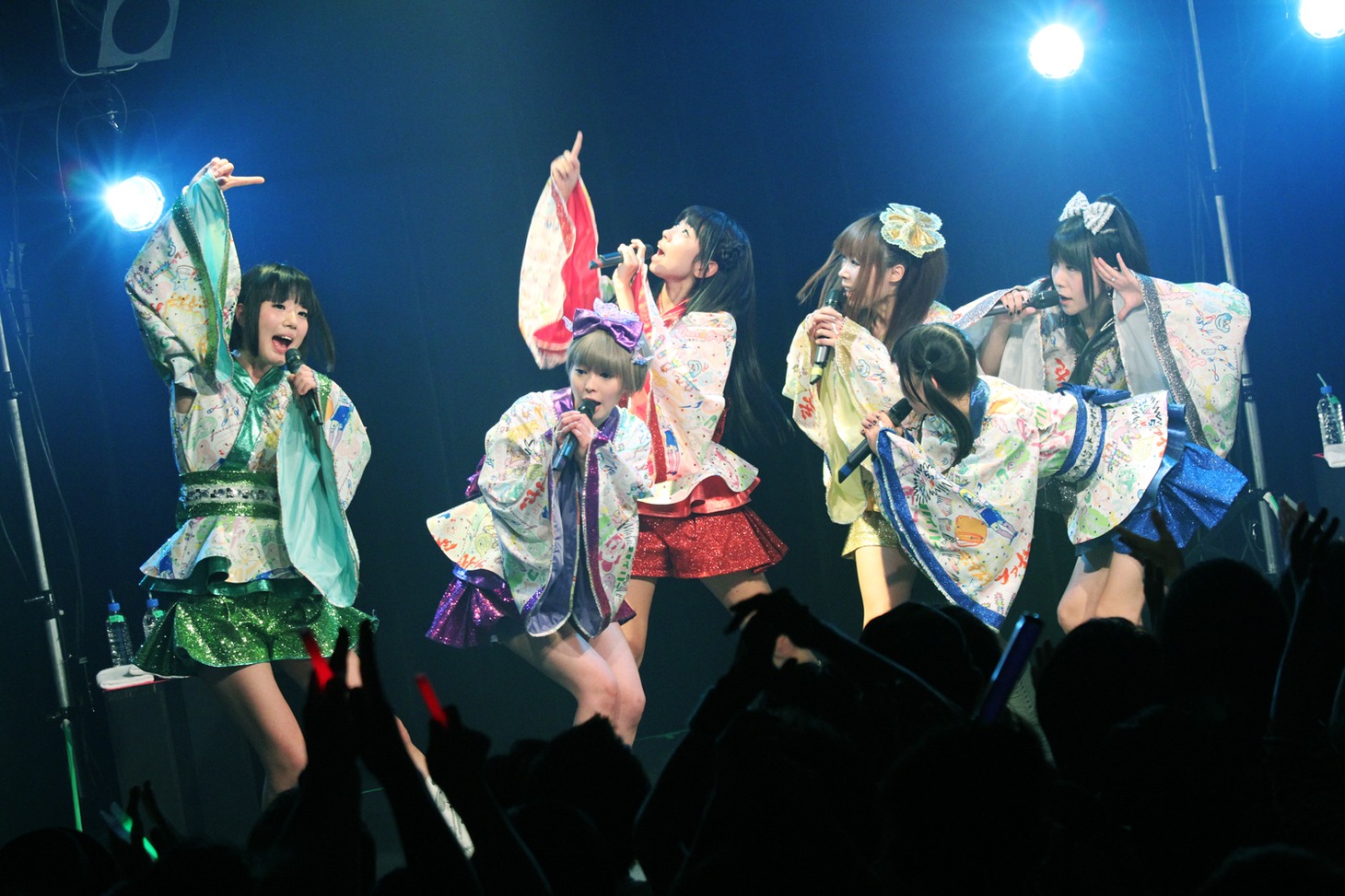 1月5日、大阪・あべのROCK TOWNのステージに立つでんぱ組.inc。