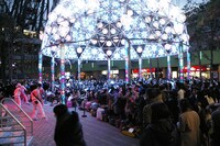 写真は1月6日に東京・東京ドームシティラクーアガーデンステージで行われた「スペシャル告知会」の模様。