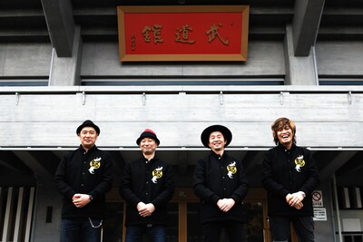 日本武道館の前に立つ怒髪天。