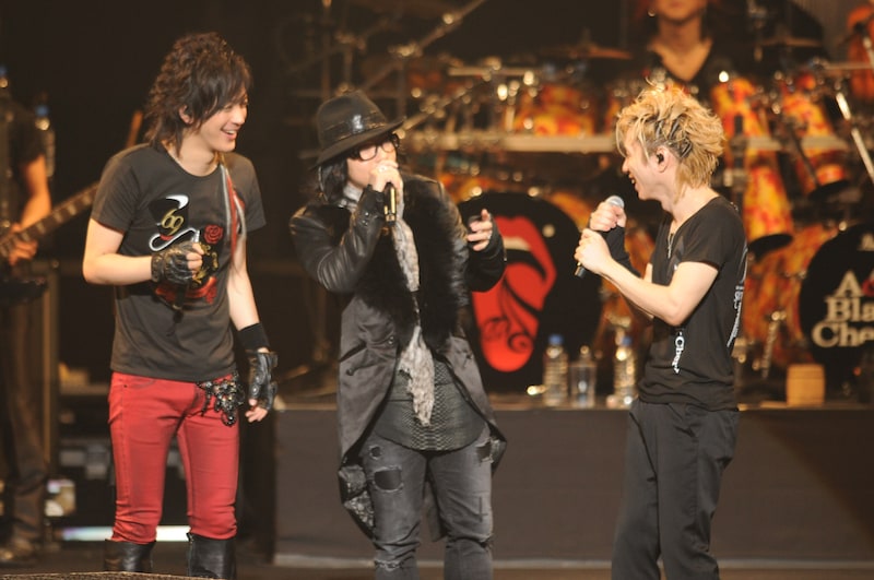 サプライズゲストのhyde(写真中央)を囲むyasu(右)とDAIGO(左)。