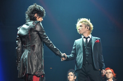 2人が握手を交わすと客席からはより大きな歓声が上がった。