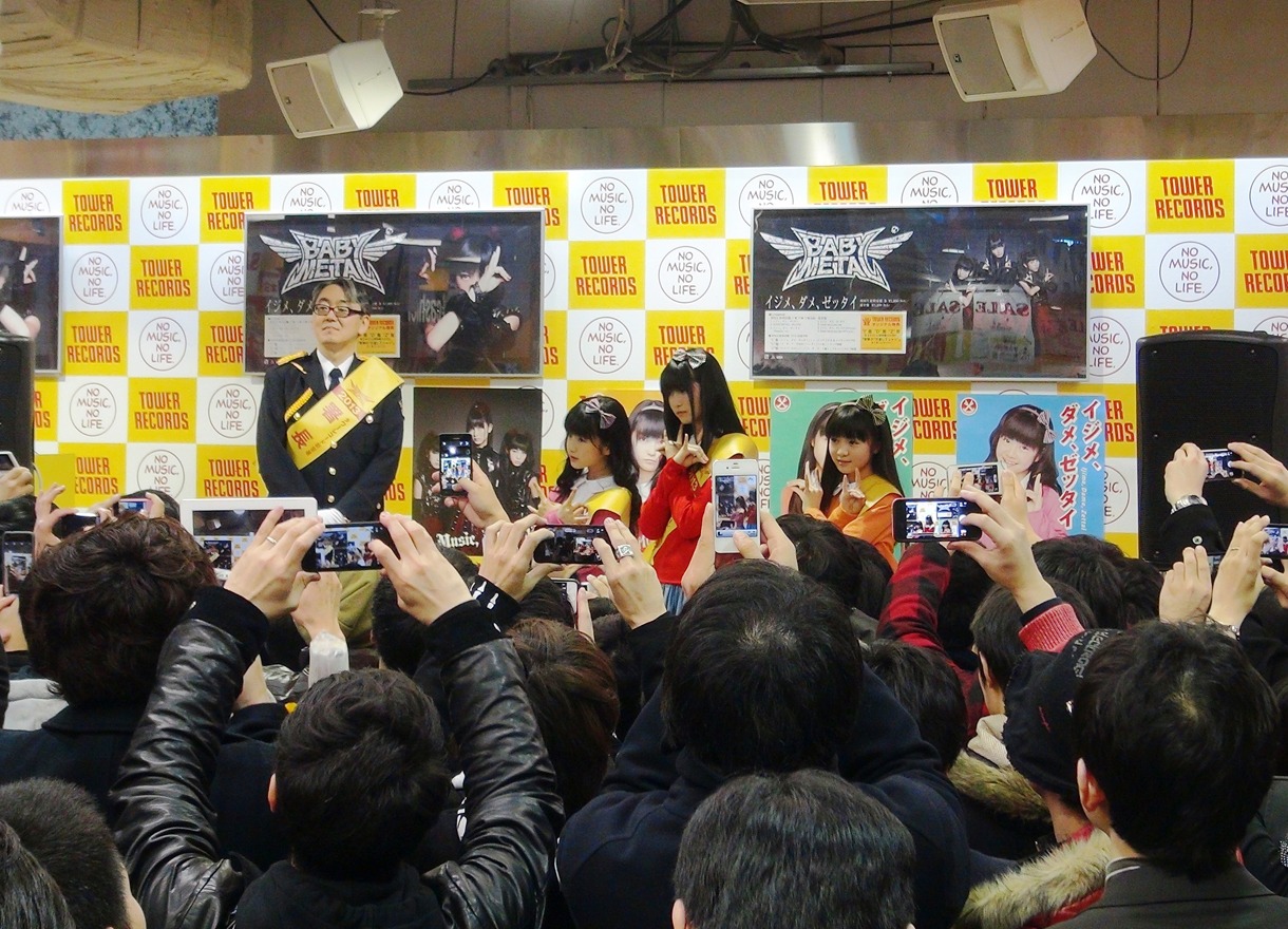 タワーレコード新宿署・嶺脇署長（写真左端）はBABYMETALの大ファン。