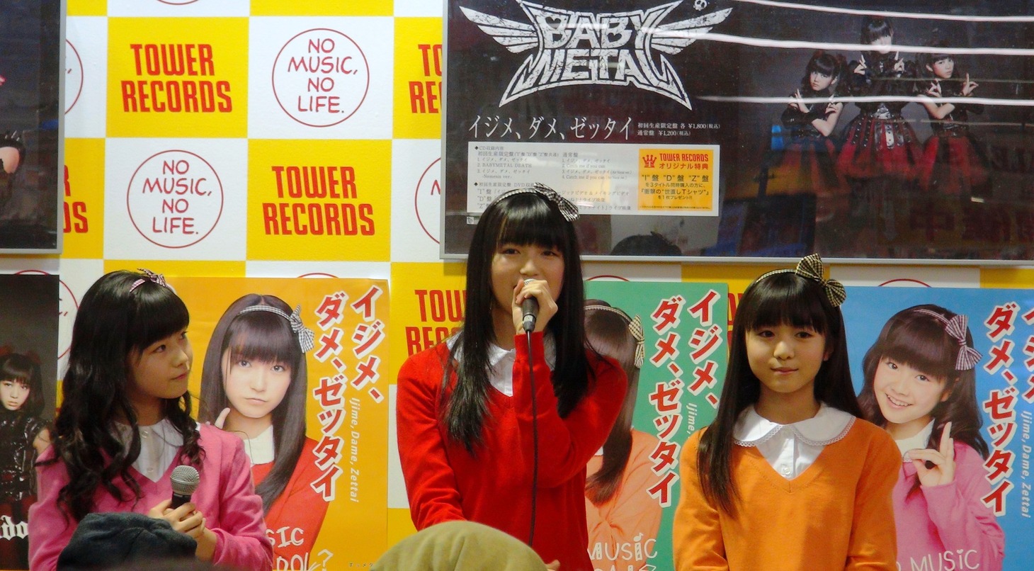 清楚な世直しコスチュームで登壇したBABYMETAL。