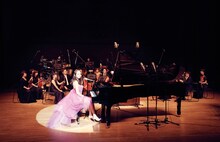 おおたえみりの新作「セカイの皆さんへ3 / かごめかごめ'12」は、22名のオーケストラとともにコンサートホールで行ったライブの映像をDVDに収録。