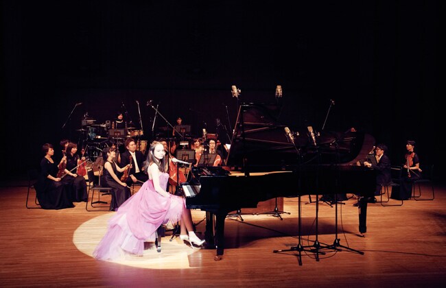 おおたえみりの新作「セカイの皆さんへ3 / かごめかごめ'12」は、22名のオーケストラとともにコンサートホールで行ったライブの映像をDVDに収録。