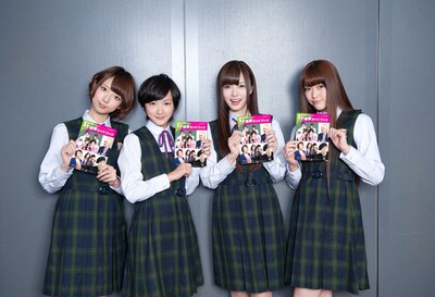 「別冊ナタリー 選挙ガイドブック」を手にする乃木坂46メンバー。
