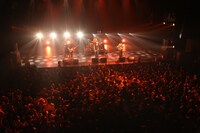 「僕らはうるせー2013」でのThe Mirrazのライブの様子。（撮影：ほりたよしか）