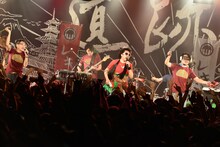 「狩りから稲作へ」を歌ういとうせいこう、池田貴史、シャカッチ（写真左から）。