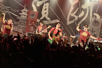 「狩りから稲作へ」を歌ういとうせいこう、池田貴史、シャカッチ（写真左から）。