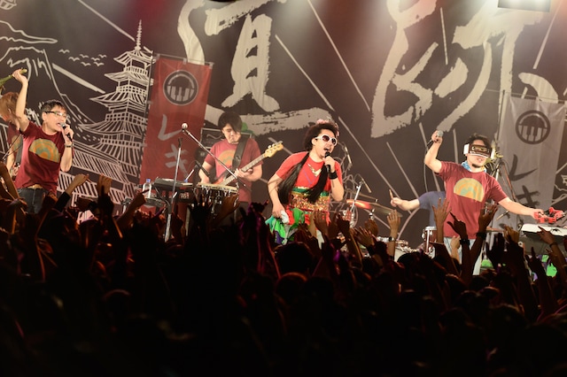 「狩りから稲作へ」を歌ういとうせいこう、池田貴史、シャカッチ（写真左から）。