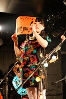 ライブ序盤で自己紹介をする℃-want you!。（Photo by Yasuhide OGAWA）
