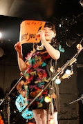 ライブ序盤で自己紹介をする℃-want you!。(Photo by Yasuhide OGAWA)