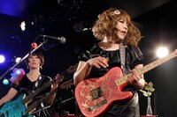 ザ・ゾンビーズ子（写真右）とヨーコ（左）。（Photo by Yasuhide OGAWA）