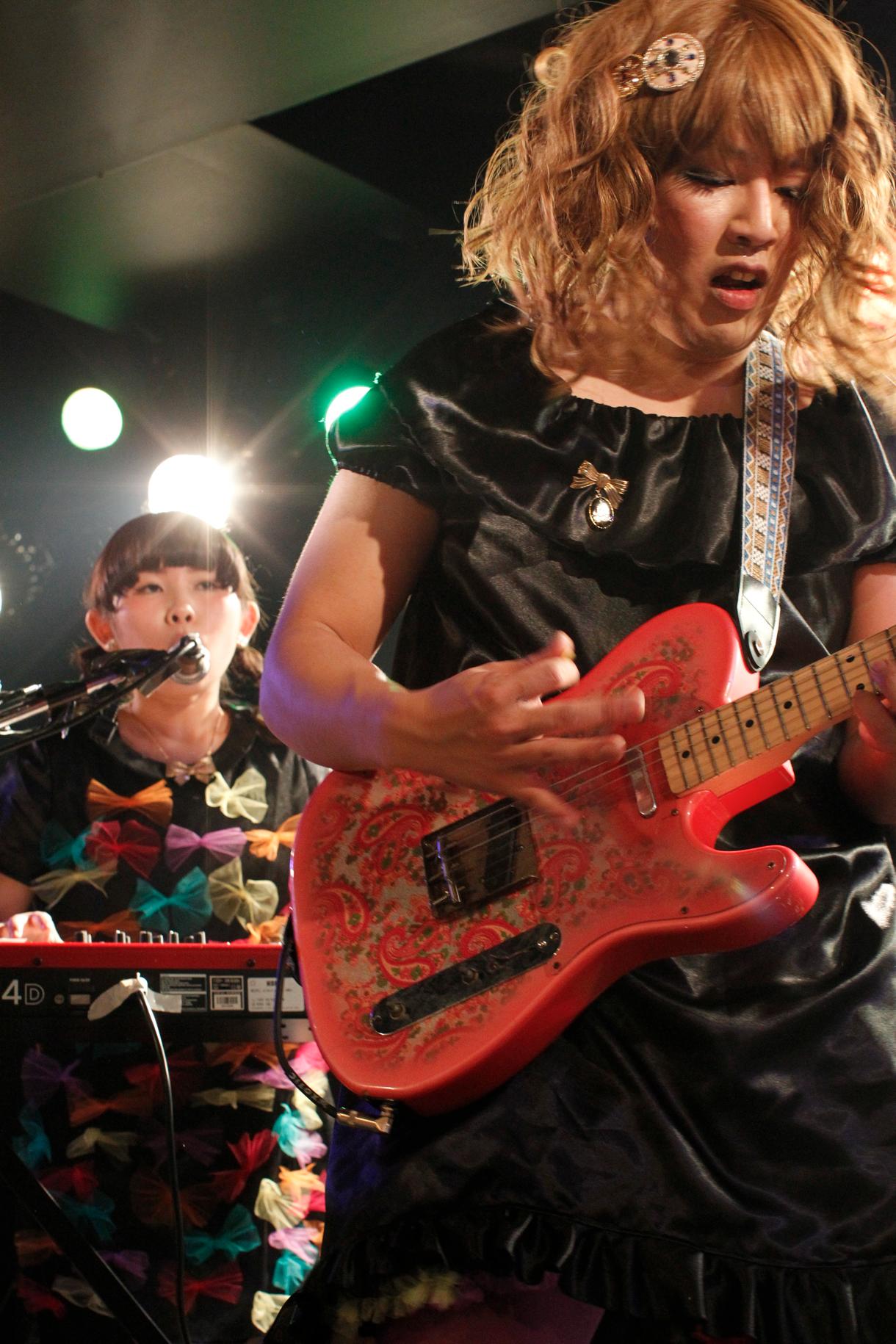 ザ・ゾンビーズ子（写真手前）と℃-want you!（奥）（Photo by Yasuhide OGAWA）