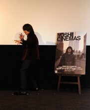 フォトセッションでポーズをキメる吉井和哉。