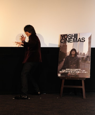 フォトセッションでポーズをキメる吉井和哉。