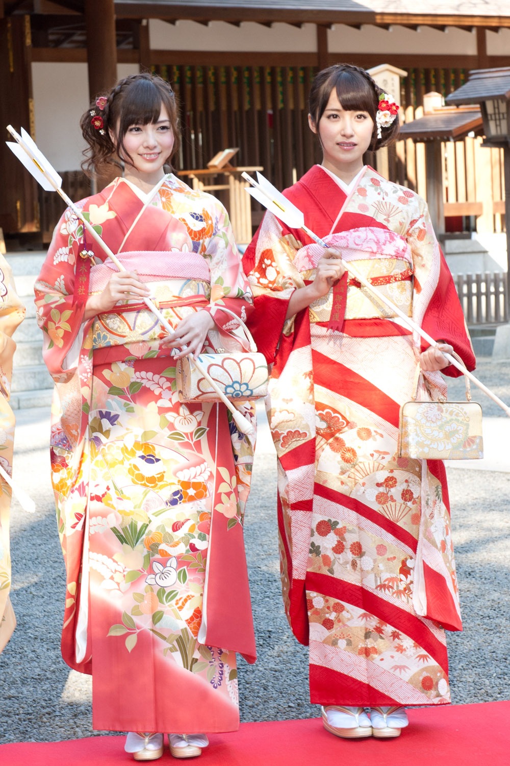 白石麻衣、衛藤美彩（写真左から）