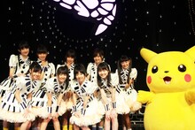 ピカチュウ（写真右）とエビ中の9人。