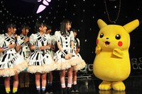ピカチュウとメンバーたちは記者会見中も仲の良さそうな様子を見せていた。