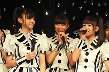 報道陣の質問に答える鈴木裕乃、星名美怜、瑞季（写真左から）。