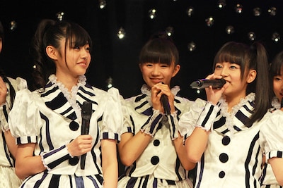 報道陣の質問に答える鈴木裕乃、星名美怜、瑞季（写真左から）。