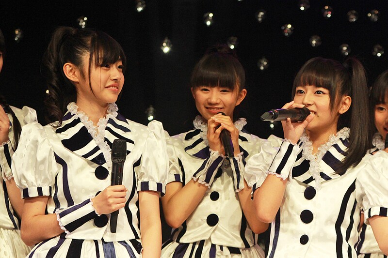 報道陣の質問に答える鈴木裕乃、星名美怜、瑞季（写真左から）。