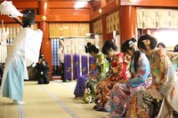 祈祷を受ける新成人メンバー。 (C)AKS