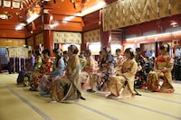 祈祷を受ける新成人メンバー。 (C)AKS