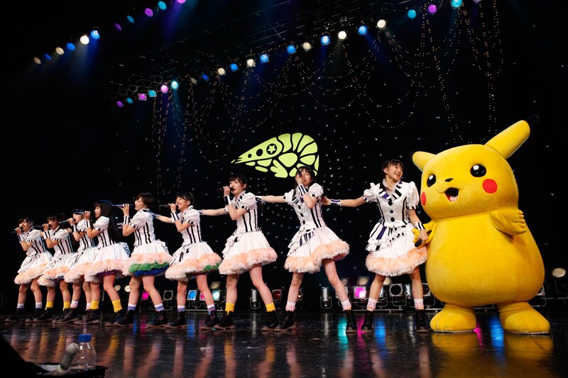 第1部アンコールで「永遠に中学生」を踊るピカチュウ（写真右）とエビ中の9人。